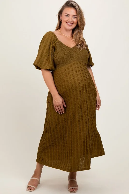 Maternity dress for a baby's first visit to the botanic garden Olive Smocked V-Neck Short Puff Sleeve Textured Maternity Plus Midi Dress Maternity dress for a baby's first visit to the botanic garden Olive Smocked V-Neck Short Puff Sleeve Textured Maternity Plus Midi Dress
