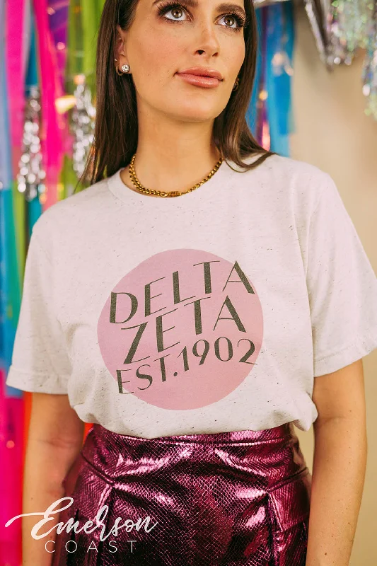 Distressed Women T Shirt with a Laid - Back AestheticDelta Zeta Wavy Circle Tee