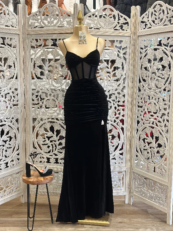 Long - Sleeve Women Dress in Velvet for a Luxurious Winter LookBlack Velvet Corset Gown