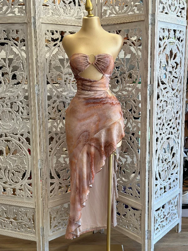 Sheath Women Dress with a Tailored Fit for a Professional LookSheath Women Dress with a Tailored Fit for a Professional LookTie Dye Hoop Strapless Dress