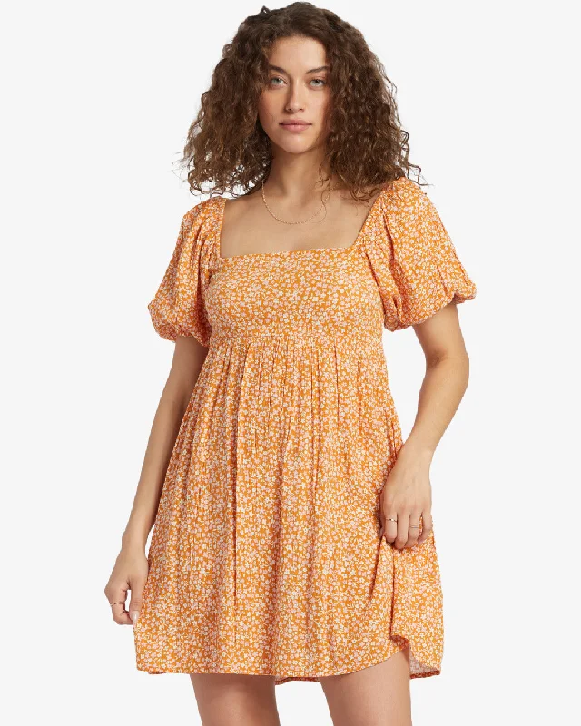 Empire Waist Women Dress to Accentuate the Bust and Conceal the WaistEmpire Waist Women Dress to Accentuate the Bust and Conceal the WaistLil Dreamer Dress - Light Sorbet
