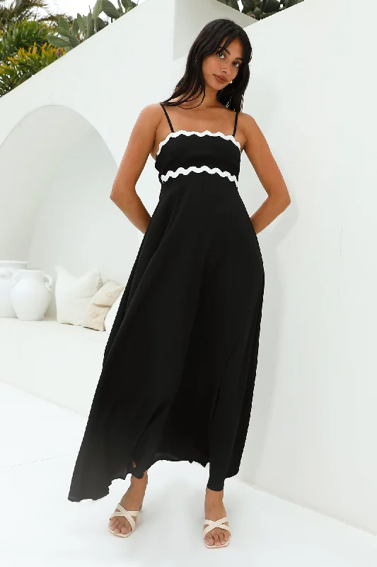 Pleated Women Dress with a Timeless and Elegant TexturePleated Women Dress with a Timeless and Elegant TextureBlowing Away Maxi Dress Black