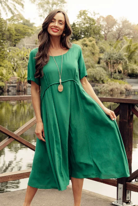 Little Black Women Dress with Sequins for a Glamorous Night OutLittle Black Women Dress with Sequins for a Glamorous Night OutZaelia Emerald Crescent Dress